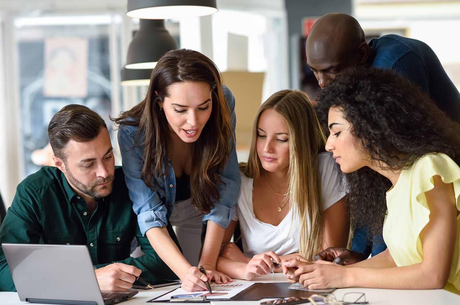 Grupo de estudantes estudando juntos em uma mesa
